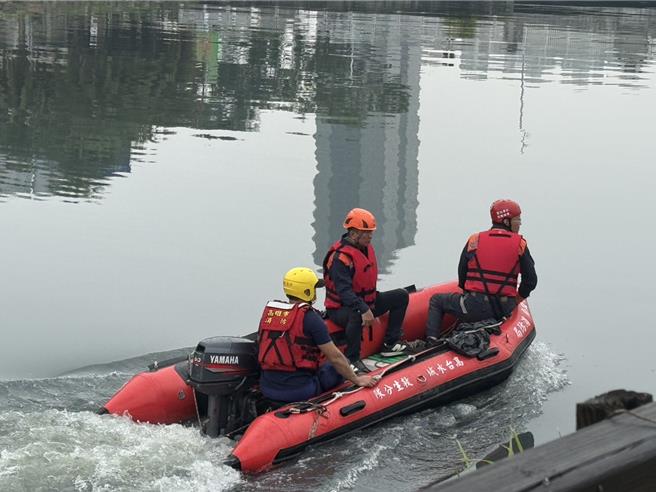 专案小组于五号船渠搜索。（本报资料照）