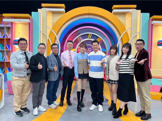 严立婷（左5起）与徐乃麟、来宾静香、李新、马力欧分享夫妻间的闺房趣事。（东森综合提供）