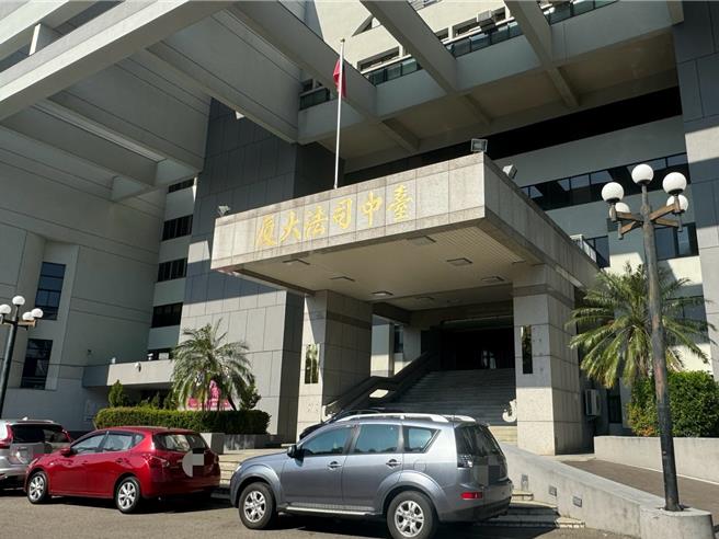 台中市23歲賴姓男子去年初前往某機車托運行牽車時，對江姓女店員辱罵「肖查某」，台中地方法院簡易庭審酌，賴男以不雅文字辱罵江女使其感難堪，以公然侮辱罪處以罰金2000元。（潘虹恩攝）