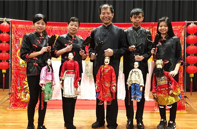 百年傀儡戲傳承，經典年節好戲登場，苗栗縣政府文化觀光局將於3月9日下午2時30分，在中正堂前廳舉辦由「錦飛鳳傀儡戲劇團」演出的傳統傀儡戲《嘉禮迎春歡樂年》。（苗栗縣政府提供／呂麗甄苗栗傳真）