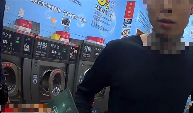 高雄市新兴区中山横路于21日凌晨2点，警方见1名男子行迹可疑，将手上一袋物品丢进自助洗衣店垃圾桶，上前盘查发现竟是乾糙大麻。（警方提供／任义宇高雄传真）