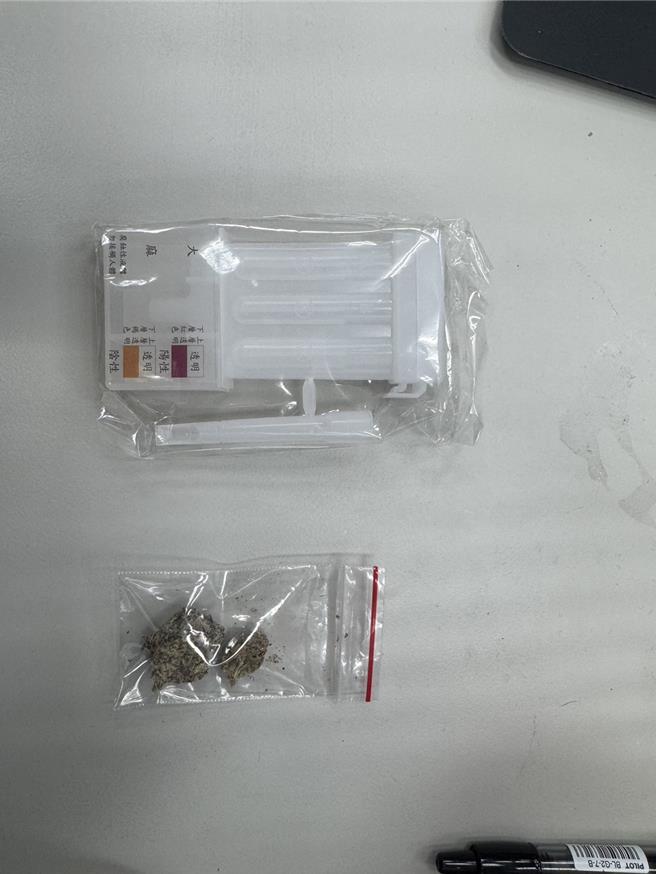 高雄市新兴区中山横路于21日凌晨2点，警方见1名男子行迹可疑，将手上一袋物品丢进自助洗衣店垃圾桶，上前盘查发现竟是乾糙大麻。（警方提供／任义宇高雄传真）