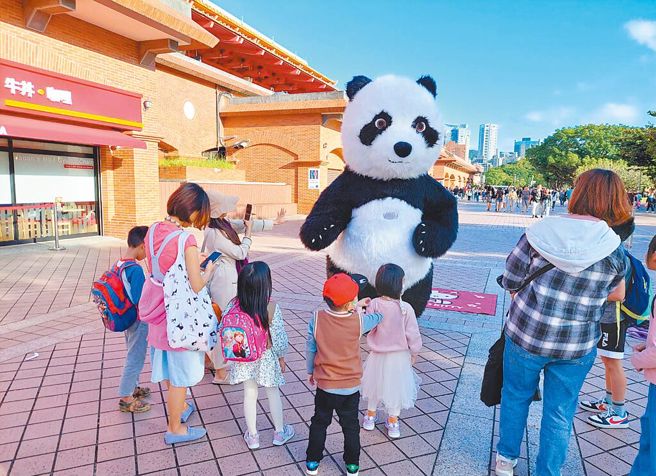 日前有肯亚籍白领移工因此遭剥削，监察院21日纠正劳动部等单位。图为街头艺人。（示意图／报系资料照）