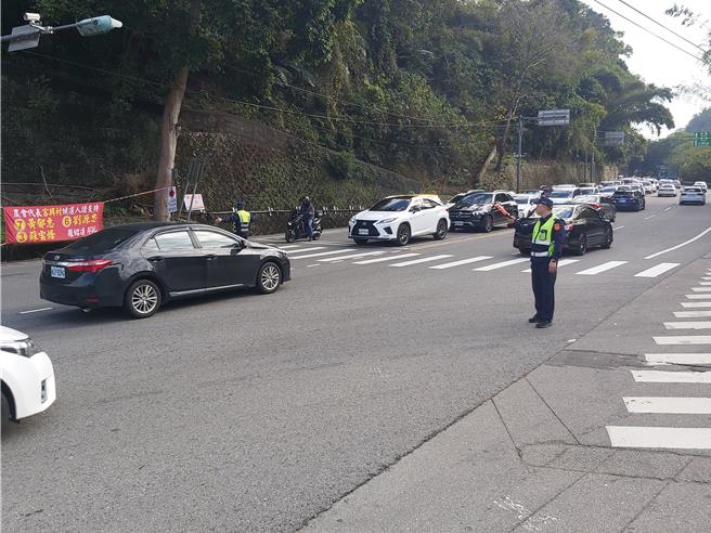 228和平纪念日连续假期即将到来，苗栗县预计将涌入大量游客。除了返乡扫墓祭祖的客家乡亲外，各赏花景点及大湖草莓的盛产也将吸引许多游客。苗栗县警察局表示，预计将出现与大年初3相似的出游高峰，届时交通流量将会增加。（读者提供／吕丽甄苗栗传真）