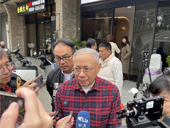 前民眾党主席柯文哲胞弟柯宇谦受访表示，希望柯妈何瑞英心情能较平稳，也透露柯爸的遗愿就是「我哥哥能够回来」。（王惠慧摄）