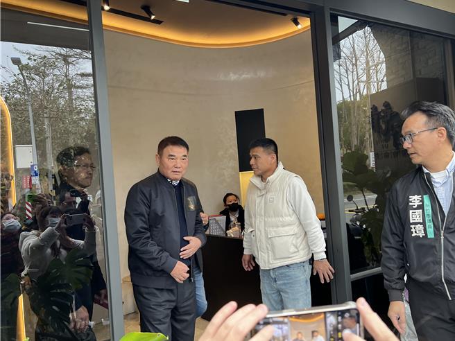 前民眾党主席柯文哲父亲柯承发病逝，享寿94岁，苗栗县长锺东锦下午来到新竹到柯爸灵堂拈香致意。（王惠慧摄）