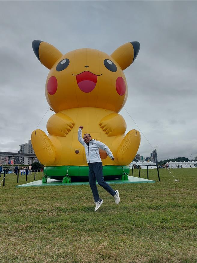 新北市长侯友宜现场还可以跟超人气「皮卡丘」合照。（张铠乙摄）