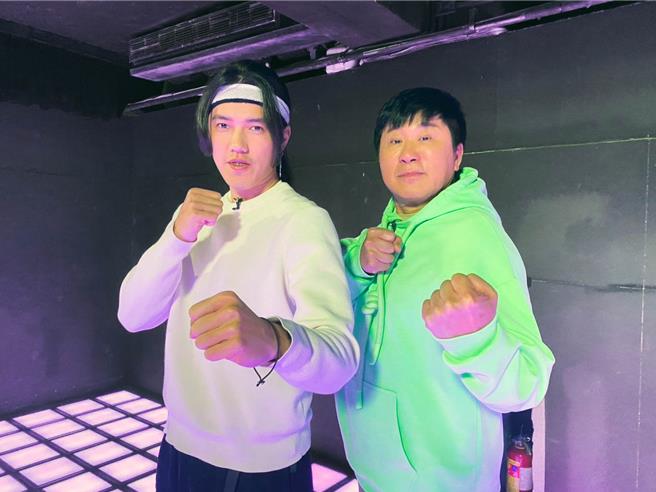 胡瓜（右）向奇轩请教特技动作。（《下面一位》提供）