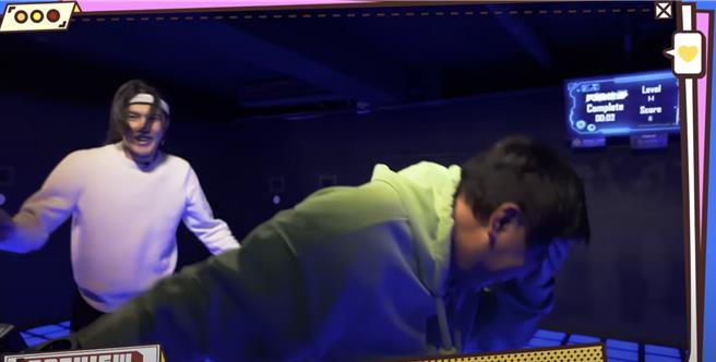 胡瓜在拍摄时，头部不慎撞到摄影机。（翻摄自《下面一位》）