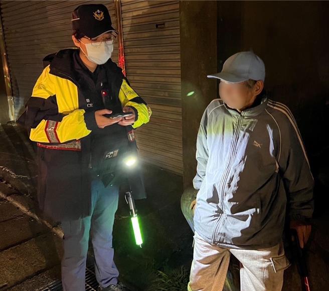 桃园市杨梅区78岁曾姓老翁，患有轻微失智，忘记返家的路，徒步走了近10个小时路程到龙潭区，家属晚餐时发现曾翁还没回家，向警方报案时，就接到龙潭警分局来电，员警先将老翁带回派出所查证确认身分后，并通知家属前来将其平安带返家。（警方提供／廖姮玥桃园传真）