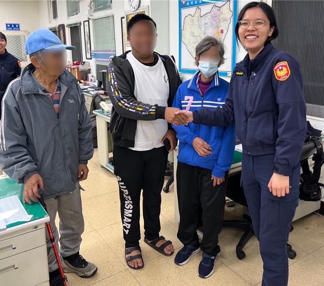 桃园市杨梅区78岁曾姓老翁，患有轻微失智，忘记返家的路，徒步走了近10个小时路程到龙潭区，家属晚餐时发现曾翁还没回家，向警方报案时，就接到龙潭警分局来电，员警先将老翁带回派出所查证确认身分后，并通知家属前来将其平安带返家。（警方提供／廖姮玥桃园传真）