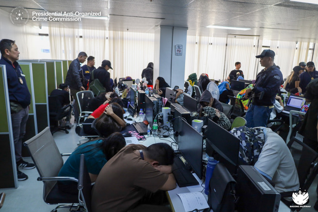 菲律宾警方近期加强打击电信诈骗与网路赌博等组织犯罪，已逮捕逾450人。（图／菲律宾总统府反组织犯罪委员会官网）