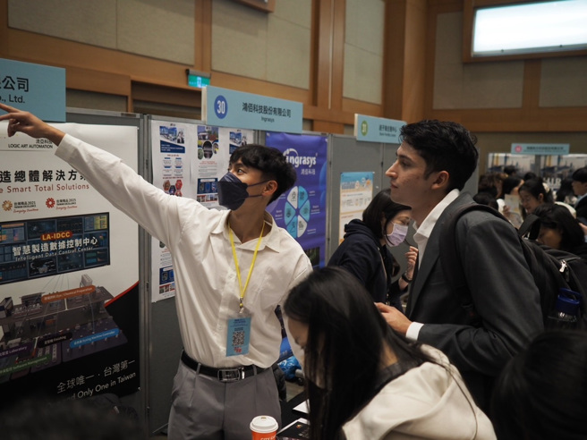 僑外生向廠商就業諮詢。(照片/教育部提供)