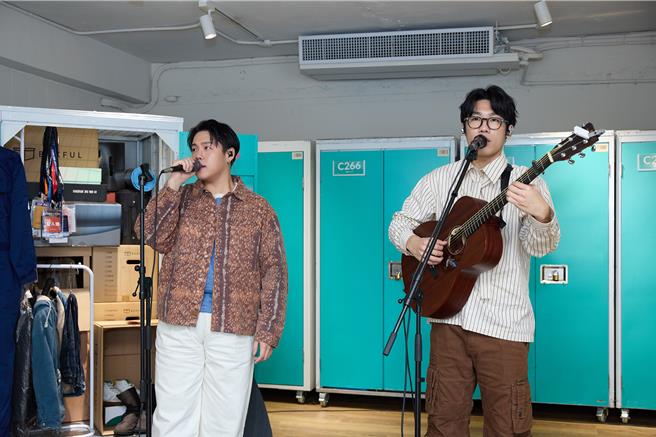忒修斯由主唱小正（左）和吉他手翔煜組成。（抓馬文化提供）