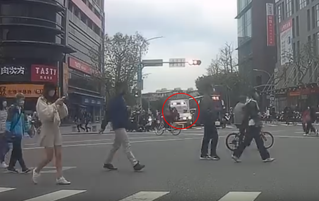 日前有骑士于新北市新店区建国路与民权路口等红灯，看见一群行人不礼让救护车。（图／@20y.yc授权提供）