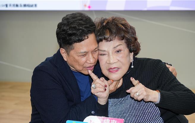 李朝永、阿姑出席活動甜蜜蜜。（羅永銘攝）