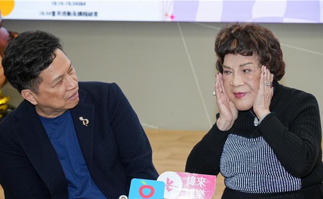 阿姑一說起臉蛋，馬上嬌嗔捧臉。（羅永銘攝）