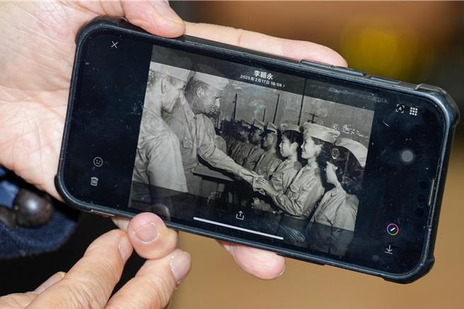 李朝永曝光阿姑19歲時去沖繩勞軍舊照。（羅永銘攝）