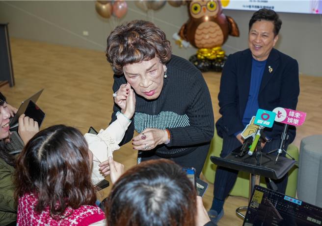 阿姑現場要記者摸她的臉。（羅永銘攝）