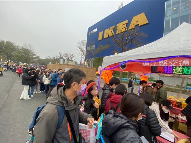 遠赴現場展售的馬祖優質店家，帶來人氣伴手禮，搭配現場天天有好康，熱情的氛圍吸引許多賞燈遊客參與。（連江縣政府提供）