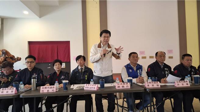 国民党台南市立委谢龙介21日到地震灾民陈情会称要全力募款，挺灾区居民。 （程炳璋摄）