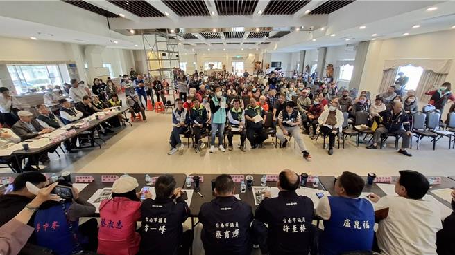 无党籍台南市议员周奕齐召开地震灾民陈情会，现场灾民把握机会陈述各种灾情。（程炳璋摄）