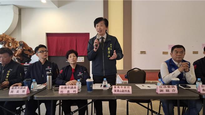 台南市副市长叶泽山21日现场回应陈情灾民。（程炳璋摄）