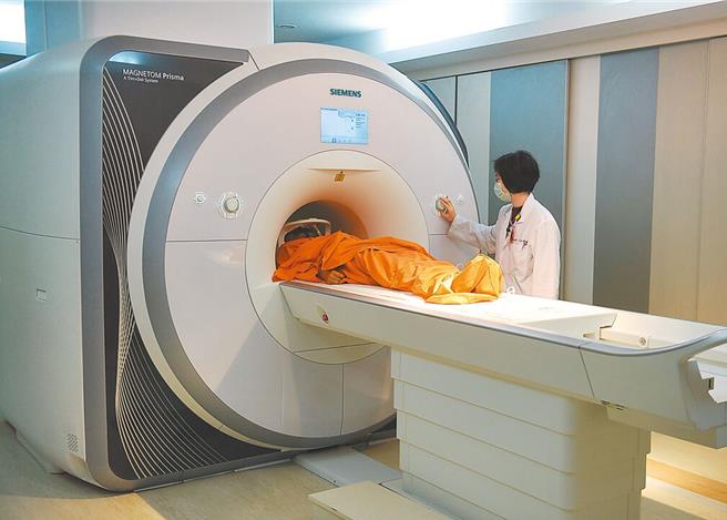 医事司今日开会讨论是否开放医院外的医疗机构，如诊所、健检中心设置磁振造影（MRI）及电脑断层（CT）。（ 示意图／本报资料照）