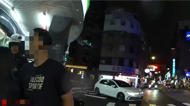 板桥分局员警到场，双方已停止斗殴。（警方提供）