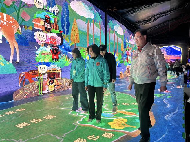 2025台湾灯会在桃园进入倒数，21日云林县长张丽善率领团及北港朝天宫，约 50人来访，并进行双方城市交流。（廖姮玥摄）