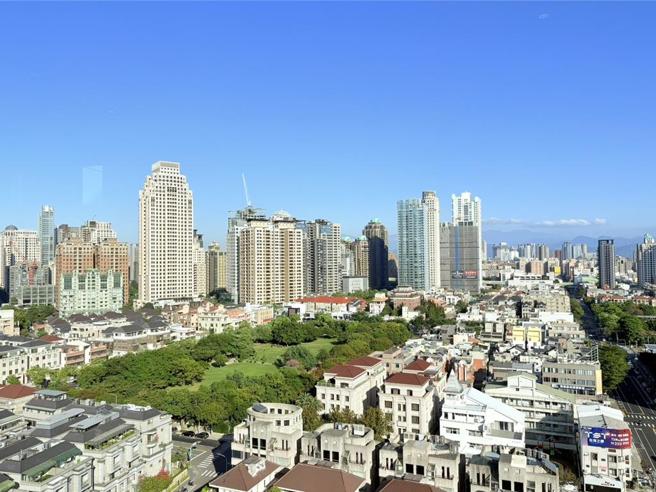 估价师表示，总价未达3,000万元，但若不含车位之建坪单价超过50万元，仍需比照高价住宅的计税标准，恐将直接衝击都会区高单价小宅市场。图／曾丽芳