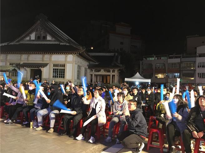 彰化縣立美術館前廣場直播經典賽資格算中華隊迎戰西班牙，縣長王惠美與現場球迷一起為中華隊加油。（葉靜美攝）