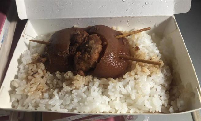 彰化縣立美術館前廣場直播經典賽資格算中華隊迎戰西班牙，縣府準備彰化經典美食爌肉飯應援。（葉靜美攝）