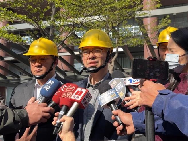 新光三越营业本部副部长谢英明对于柜姐气爆后仍留在柜位20分钟一事致歉，直言当下相当混乱，若因此造成疏失请大家见谅。(图／潘虹恩摄)