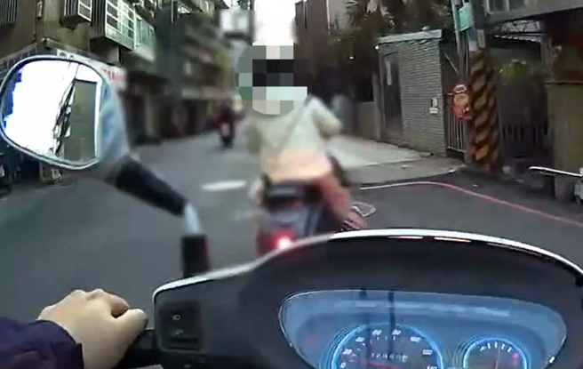 板桥有妇人骑机车未戴安全帽，遭拦查后竟然还反问罚单内容是要缴什么钱。（图／警方提供）