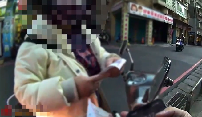 板桥有妇人骑机车未戴安全帽，遭拦查后竟然还反问罚单内容是要缴什么钱。（图／警方提供）