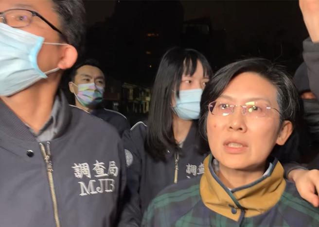 林岱桦21日凌晨被移送到高雄地检署时，痛批检调没有证据对她强行拘留。（郭良杰摄）