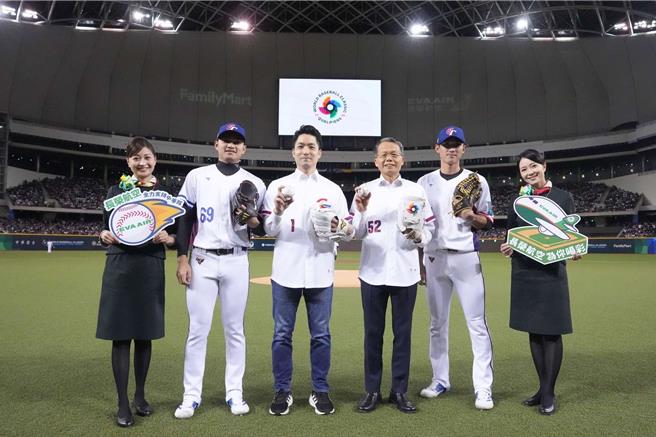 长荣航空总经理孙嘉明(右3)、台北市长蒋万安(左3)共同担任2／21世界棒球经典赛资格赛中华队开幕战的开球嘉宾，与中华队球员陈文杰(右2)、徐若熙(左2)及长荣航空空服员一起为中华队加油。（长荣提供）