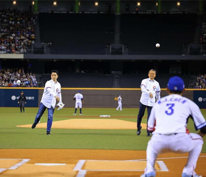 长荣航空总经理孙嘉明（右）与台北市长蒋万安（左）共同投出好球，为世界棒球经典赛资格赛揭开序幕。图／长荣航空提供