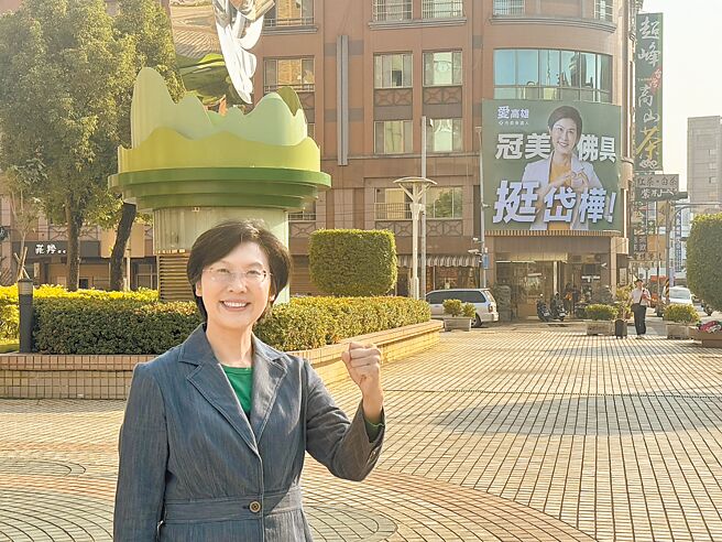 有意参选民进党高雄市长初选的立委林岱桦，于凤山区经武路1家佛具行店面，挂上首面竞选看板。（本报资料照片）