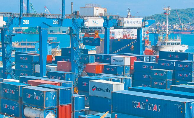 1月外销订单比去年同月衰退3％，中断一波连10红表现。图为基隆港区码头货柜。（本报资料照片）