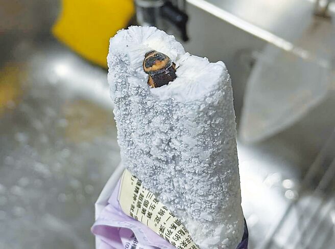 有民眾在网路爆料，在超商买到基隆名店授权的冰棒，却在冰棒中发现一整只蟑螂。业者表示，该冰品是透过品牌授权生产，并非自己生产。（翻摄照片／张志康基隆传真）
