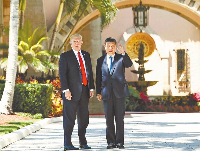 美國總統川普19日表示，他預期大陸國家主席習近平將訪美，美中雙方「有可能」達成新的貿易協議。圖為2017年川習在美國佛州海湖莊園會晤。（新華社）