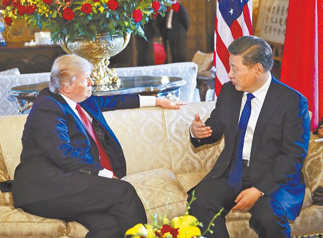 正当川习传可能会面之际，美国务院官网近期将「中华人民共和国（PRC）」字词表述改以「中国（China）」简称。图为习近平与川普2017年在美国佛州海湖庄园会晤。（新华社）