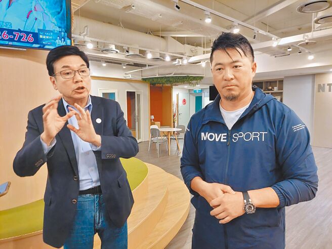 新北市政府20日向專家學者請益諮詢新北大巨蛋選址，在2024世界12強棒球賽擔任情蒐小組教練的周正雄（右）認為交通為首重考量。副市長劉和然（左）強調，會從使用者角度出發，選址時定會考慮交通多元性，才能讓新北大巨蛋永續營運。（陳慰慈攝）