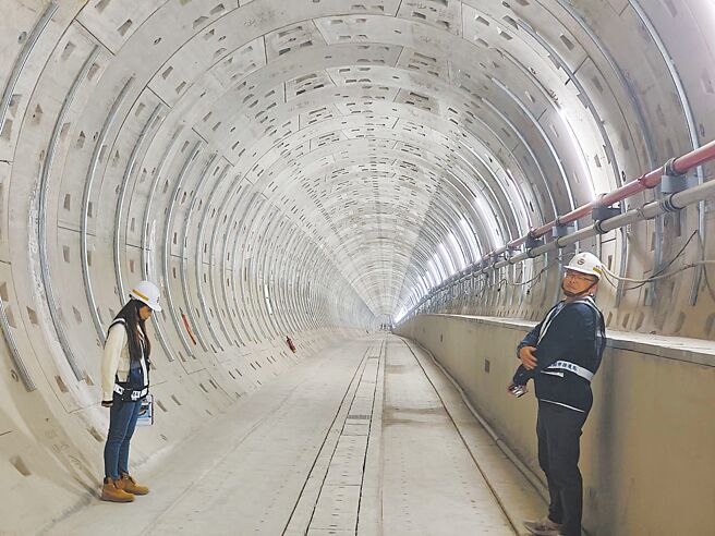 捷运绿线传统圆隧道首度曝光，桃园市长张善政20日宣布，明年底通车有望延长到G11艺文特区站。（赖佑维摄）