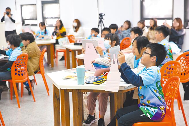 新竹市政府推动数位化学习，全市有2校率先启动教育部的「智慧型互动屏幕结合个人化学习载具计画」。其中，东门国小载具使用活化国语文教学。（新竹市政府提供／陈育贤新竹传真）