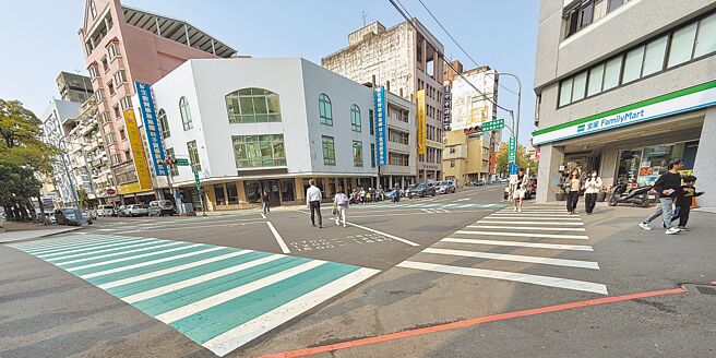 台中市区的斑马线相当接近十字路口，一旦没注意到路口的行人而右转，万一行人突然走进斑马线，就可能收到不停让行人的罚单。（宝智华摄）