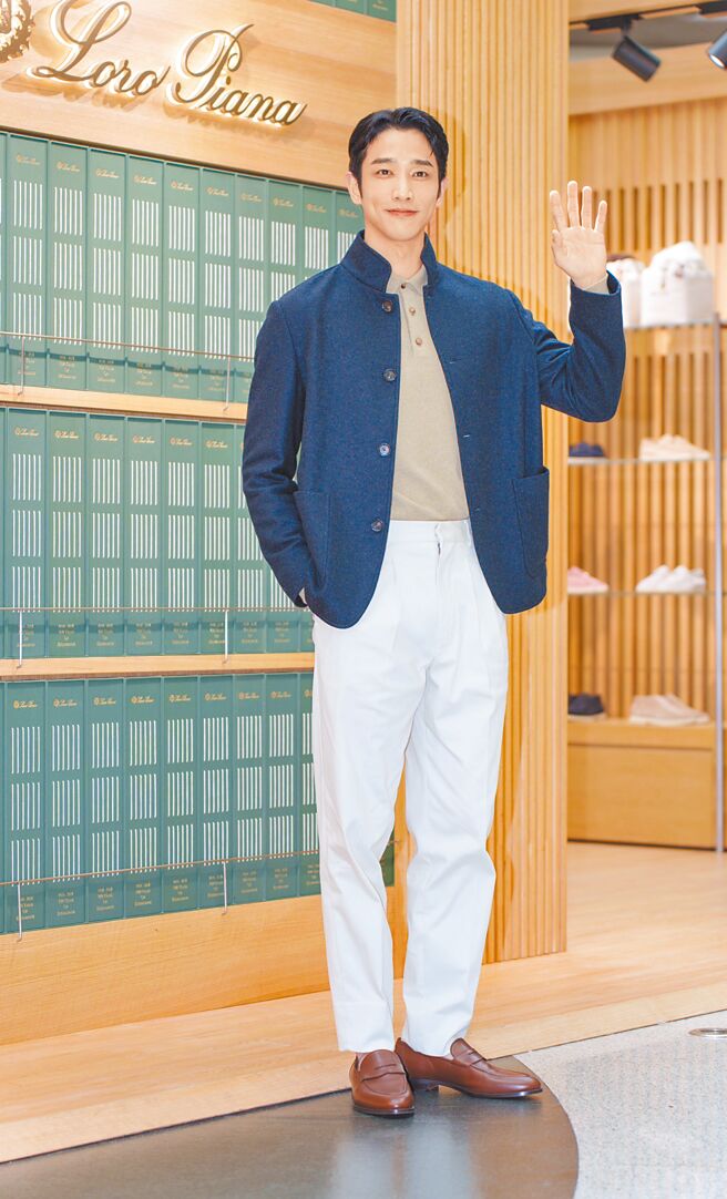 刘以豪着Spagna外套搭配米色Polo衫、白色长裤现身。（吴松翰摄）