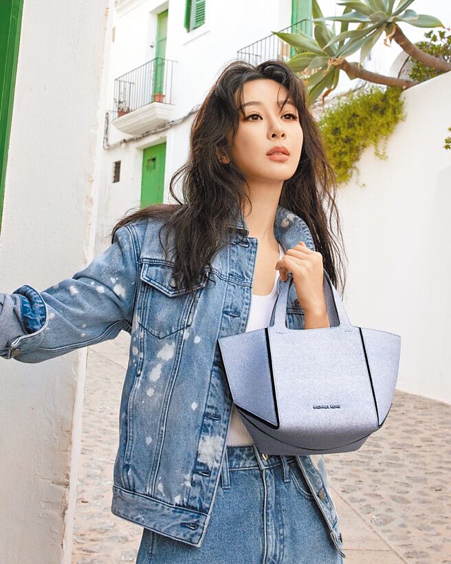 杨紫为MICHAEL KORS拍摄2025春夏形象广告。（MICHAEL KORS提供）